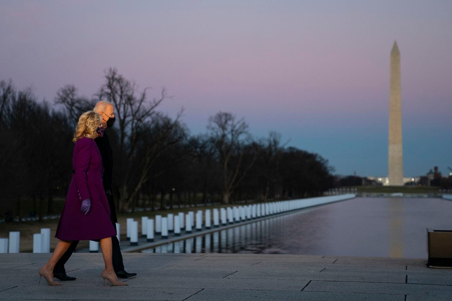 El presidente electo, Joe Biden, y su mujer, Jill Biden, durante el homenaje a las víctimas de la covid-19, en Washinton (EE UU), este 19 de enero. EVAN VUCCI / AP