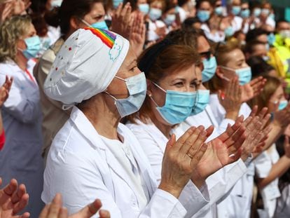 Un grupo de sanitarios aplaude, el pasado 1 de mayo, en el cierre del hospital temporal instalado en Ifema.