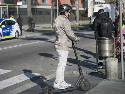 Un usuari de patinet elèctric circula per Barcelona.