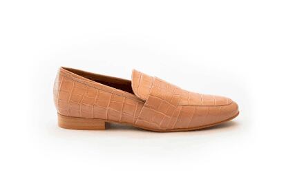 Mocasín efecto croco en marrón claro de Javier Simorra (120 €).