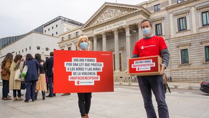 Miembros de la ONG Save the Children el jueves ante el Congreso, donde se aprobó la nueva ley de protección de la infancia y la adolescencia.