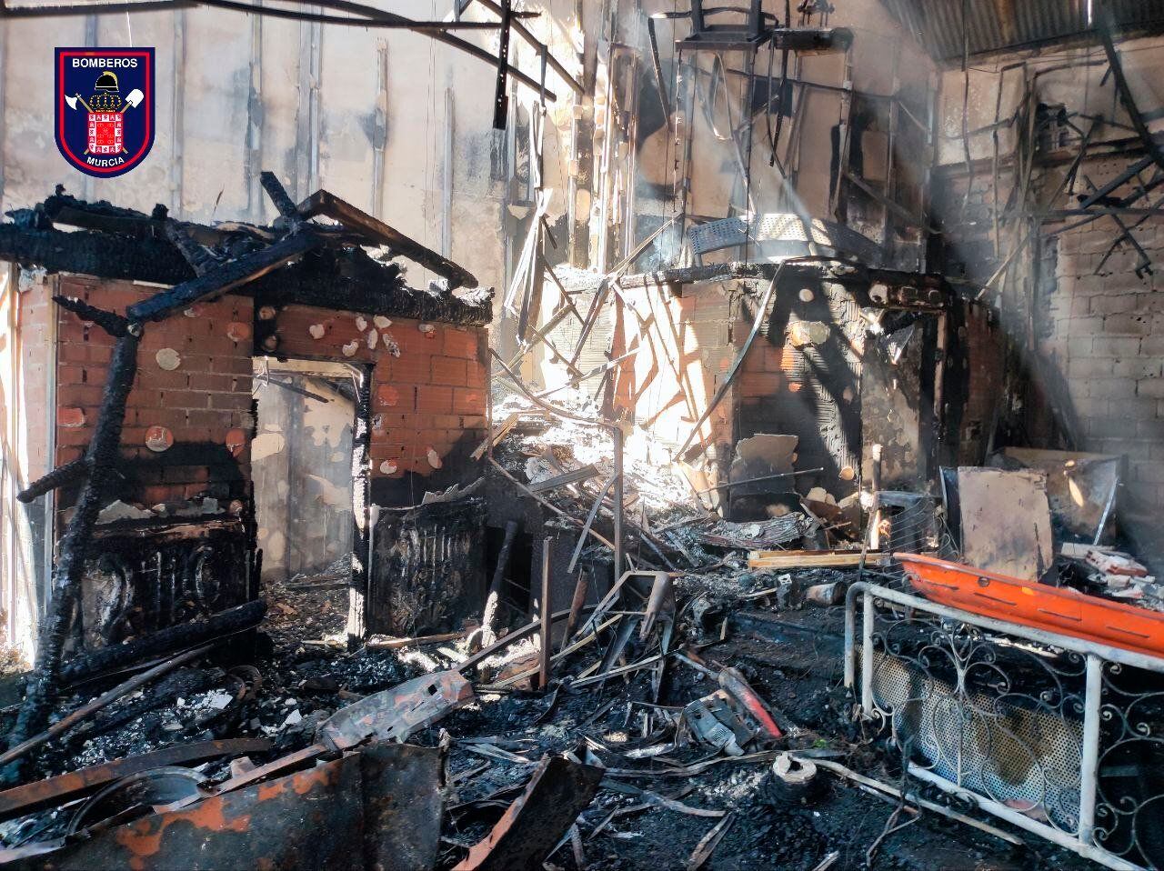 Imagen facilitada por los Bomberos de Murcia donde se muestra el interior de una de las discotecas afectadas por el incendio.
