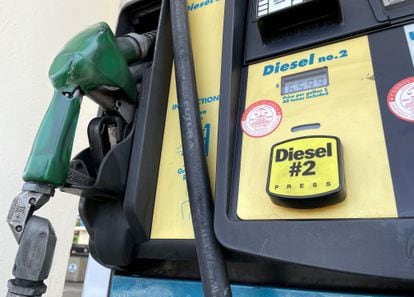 The price of diesel has reached record highs in the United States.  In the image, a pump in San Rafael (California).
