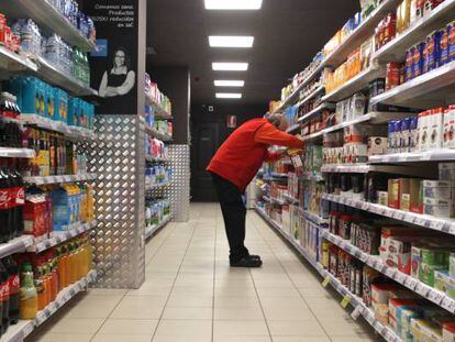 Un trabajador repone productos en un supermercado de Madrid.