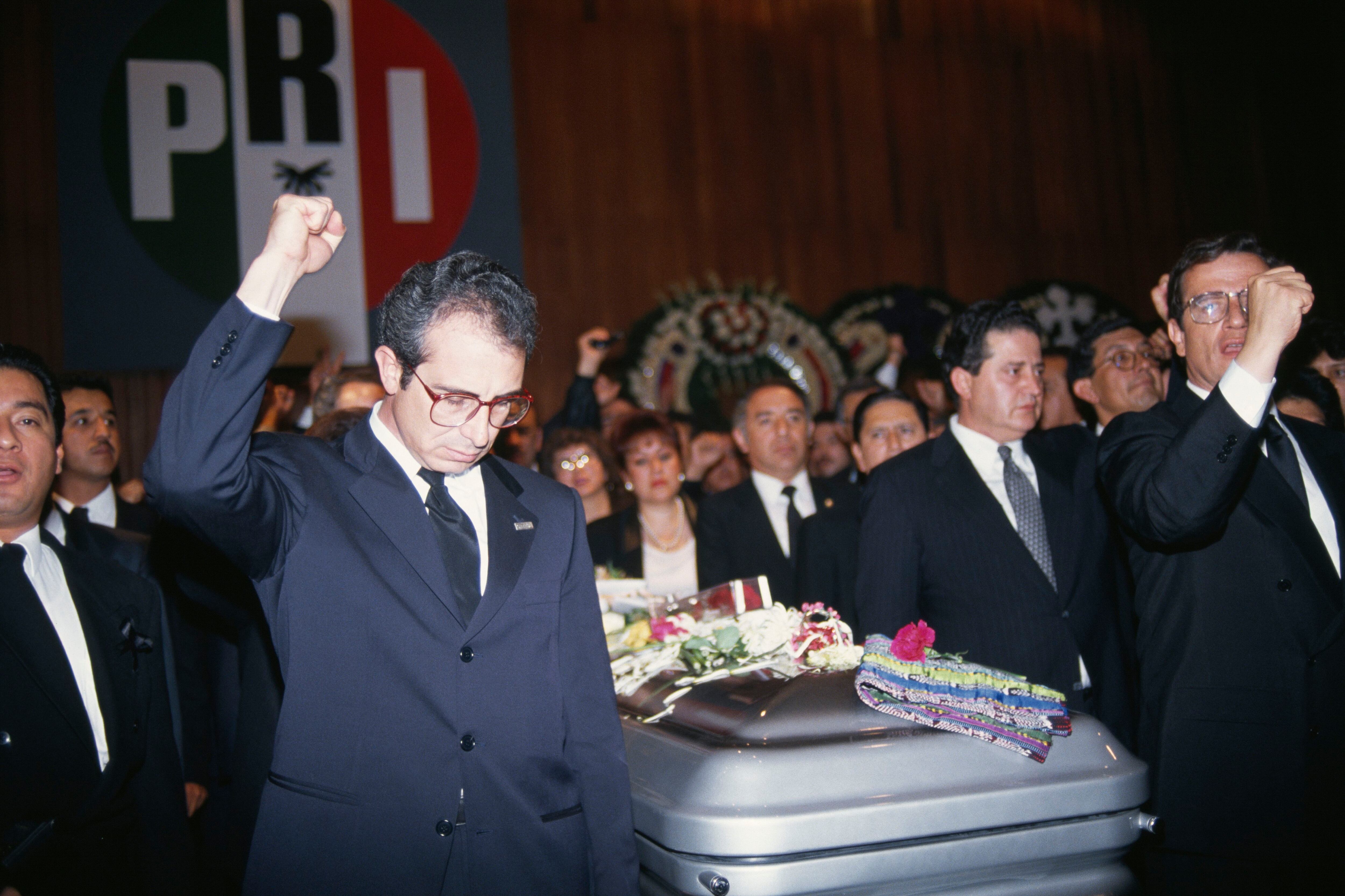 Ernesto Zedillo levanta el puño en honor a  Luis Donaldo Colosio.