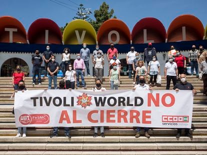 Trabajadores de Tívoli se manifiestan a la entrada del parque este viernes.