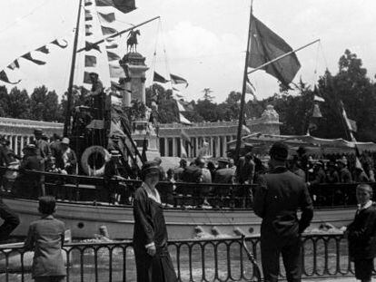 Botadura del barco de vapor Espa&ntilde;a, en el Retiro, con Emmy en el centro (1927).