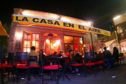 Terraza de La Casa en el Aire, bar dedicado a la música de autor en Santiago de Chile.