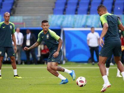 Miranda, Gabriel Jesus y Casemiro, durante un entrenamiento.