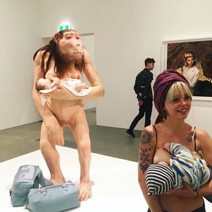 La artista (y feminista) contemporánea Patricia Piccinini colgó en su Instagram (@patricia.piccinini) esta foto de una seguidora  de su obra (@tiahla_) en una exposición en la Queensland Gallery of Modern Art.

 