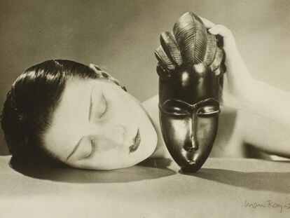 M&aacute;scara de metal. 1930-1940. Gelatina de plata. Sello Man Ray Photographs. Tiraje de &eacute;poca. 4.000 euros.