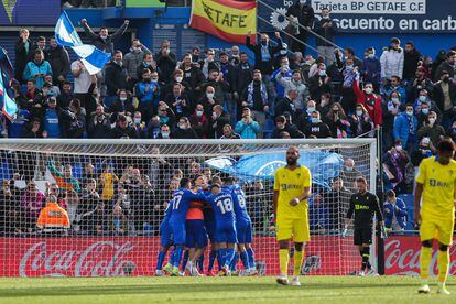 Jaime mata celebra con sus compañeros el cuarto gol del Getafe frente al Cádiz.