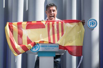 García Albiol sosté una bandera espanyola i catalana, diumenge a Badalona.