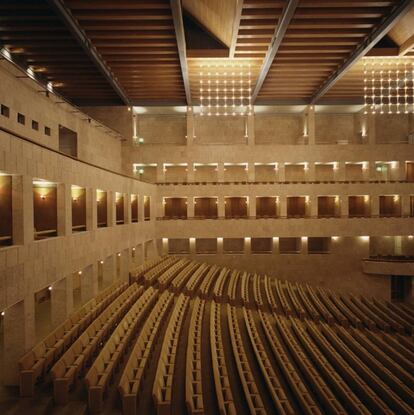 La sección que alberga los dos teatros está conectada internamente por un vestíbulo de doble altura que domina la plaza interna. El interior del teatro más pequeño tiene una superficie cuadrada, está acabado en madera con capacidades de absorción de sonido variables, y está diseñado para una variedad de usos diferentes (escenario central o lateral, y una sala de audiencias plana o inclinada con escalones extraíbles). |