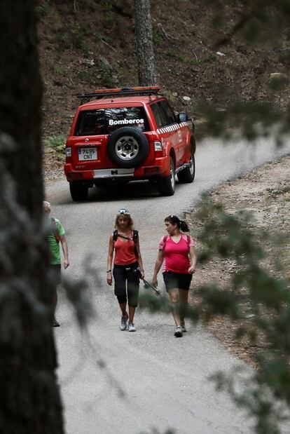 El vehículo ha aparecido en el aparcamiento de las afueras de Cercedilla, la localidad madrileña donde vivieron buena parte de los Fernández Ochoa en otros tiempos. Blanca Fernández Ochoa fue la primera española en convertirse medallista olímpica, en los Juegos de invierno (bronce en eslalon especial en Albertville en 1992). En la imagen, un vehículo de rescate de montaña en las proximidades del aparcamiento.