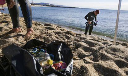Els voluntaris recullen gairebé 35 quilos de residus del litoral barceloní.