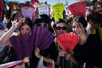 <b>8 de marzo de 2014.</b> Mujeres del colectivo A. F. L. (Amenaza Feminista Lolaila) participan con peinetas reivindicativas en la manifestación en Sevilla del Día Internacional de la Mujer, que estuvo marcado por el proyecto del Gobierno de cambiar la legislación sobre el aborto, promovido por el ministro Alberto Ruiz-Gallardón.
