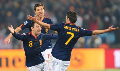 Xavi y Alonso celebran un gol con Villa.