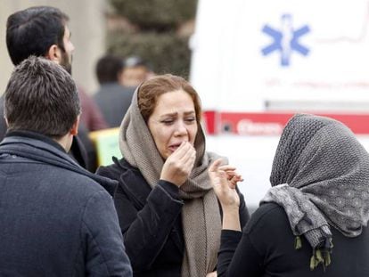 Familiares de las víctimas del accidente del avión iraní.