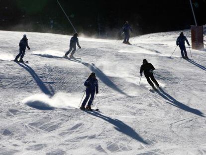 Esquiadores en las pistas de esquí de La Molina.