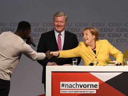 La canciller alemana Angela Merkel estrecha su mano a la cantante Jeffrey Soederblom en un acto de campa&ntilde;a del partido Cristianodem&oacute;crata (CDU)