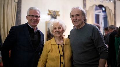 Joan Manuel Serrat y Baltasar Garzón junto a Estela de Carlotto durante el homenaje celebrado este lunes en la residencia del embajador argentino en Madrid.