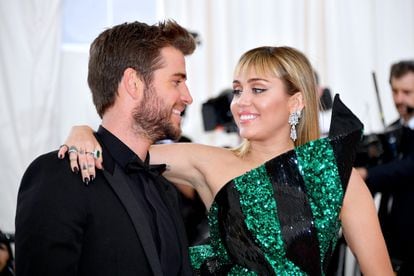 Liam Hemsworth y Miley Cyrus asisten a la Met Gala 2019 en la ciudad de Nueva York el 6 de mayo. 