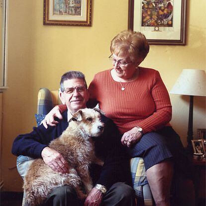 Ángel Bocalandro. Tiene 72 años. Conserje jubilado. Le diagnosticaron alzheimer el año 2000. Lo que ha perdido en memoria lo ha ganado en humanidad. En la imagen, con Marisol, su mujer, y 'Arena', su perra-guía, con la que sale a diario.
