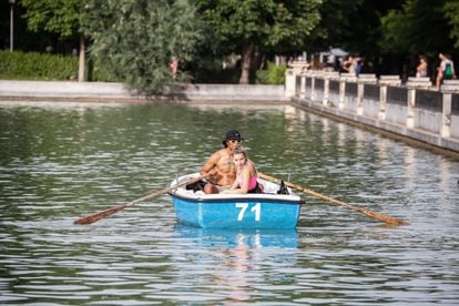 Una pareja navega en el lago del Retiro. Madrid, el jueves.
