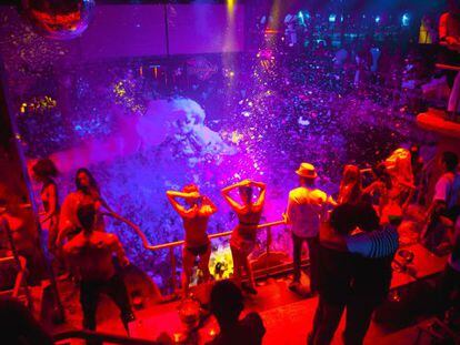 Fiesta de la espuma en una discoteca de Ibiza.