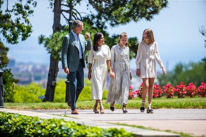 Los Reyes y sus hijas, Leonor, princesa de Asturias, y la infanta Sofía, en julio en Barcelona.