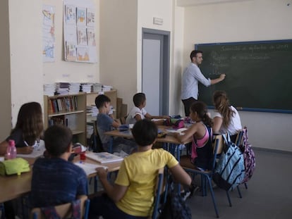 Un aula escolar en Sevilla en una imagen de archivo.