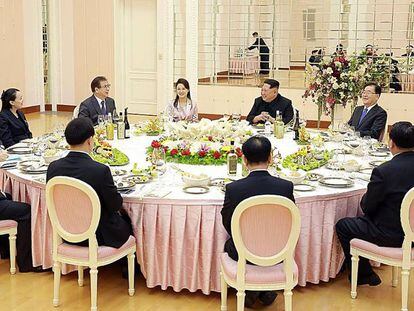 Kim Jong-Un se ríe durante la cena con la delegación surcoreana.