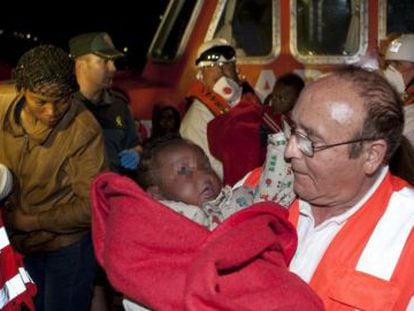 Uno de los seis menores de edad rescatados de una patera.
