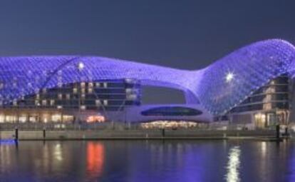 Silueta iluminada del hotel Yas Viceroy.