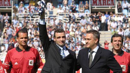 Javi de Pedro (c) se despide de la afición donostiarra en 2004.