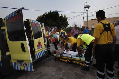 Evacuación de una mujer en La Gomera.