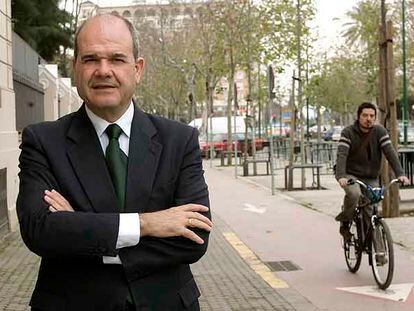 Manuel Chaves, en una calle de Sevilla el pasado jueves.