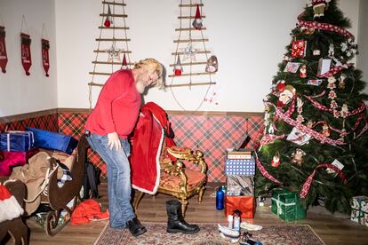 David, changing clothes at the Torrejón Christmas House, where he works as Santa Claus.