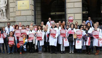 Sindicalistes de Metges de Catalunya protesten davant l'ICS.