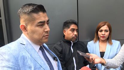 Sergio Lara, Jesús Olguín y Maricruz García, el abogado afuera de la Fiscalía de Personas Desaparecidas de la Ciudad de México, este viernes.
