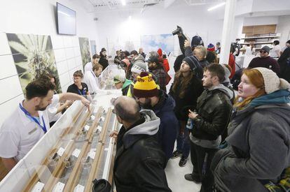 Clientes ante un mostrador de una tienda de cannabis en Winnipeg, Manitoba (Canadá), este miércoles.