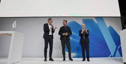De izquierda a derecha: el consejero delegado del grupo VW, Oliver Blume; el presidente del consejo de supervisión de PowerCo, Thomas Schmall; y el ministro canadiense de Innovación, Ciencia e Industria, François-Philippe Champagne.
