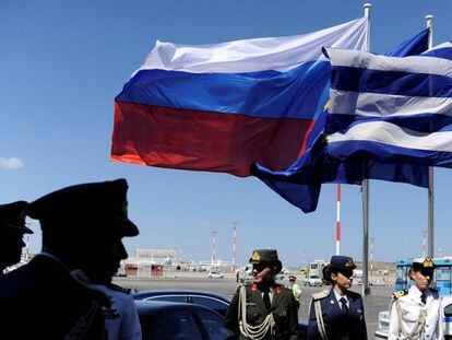 Banderas griegas y rusas en Atenas reciben a Vladímir Putin en mayo de 2016.