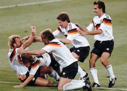 ITALIA 1990. ARGENTINA, 0-ALEMANIA, 1. Brehme celebra el gol de penalti que valió el título junto a Klinsmann, Völler, Reuter y Littbarski.