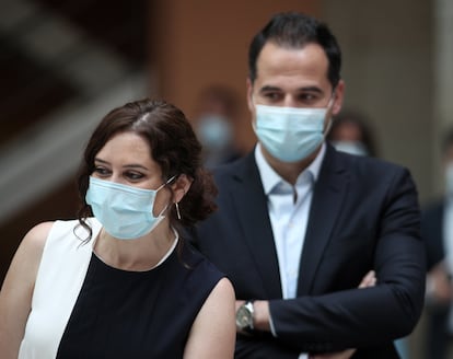 La presidenta de la Comunidad de Madrid, Isabel Díaz Ayuso; y el vicepresidente de la Comunidad, Ignacio Aguado, a su llegada a la presentación del Plan Juntos 2020.