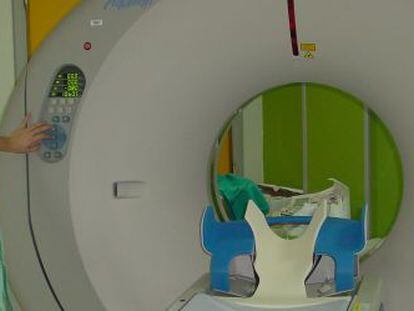 M&aacute;quina para hacer tomografias axiales computerizadas (TAC) en el Hospital de la Paz (Madrid). 