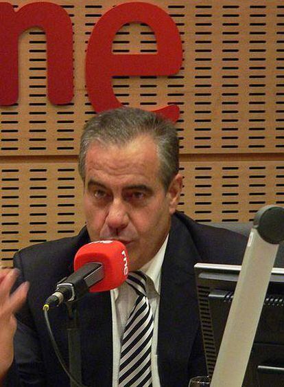 El ministro de Trabajo, José Corbacho, hoy durante la entrevista que ha concedido a RNE.