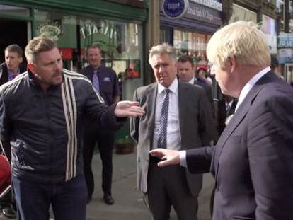 El primer ministro británico ha sido abordado en una calle de Leeds mientras daba una entrevista