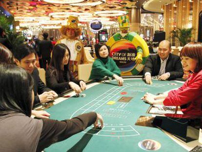 Personal en una ruta promocional en un casino de Macao el 14 de enero.